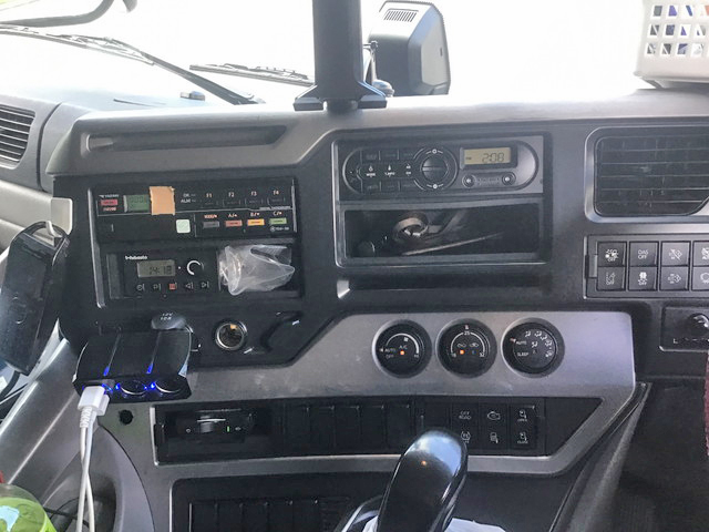 UDトラックスクオントレーラーヘッド（トラクターヘッド）大型（10t）[写真28]