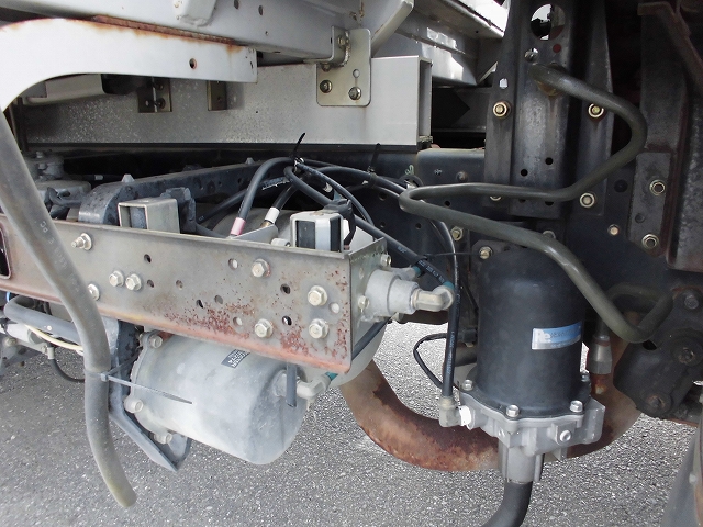 UDトラックスコンドル冷蔵冷凍ウイング中型（4t）[写真12]