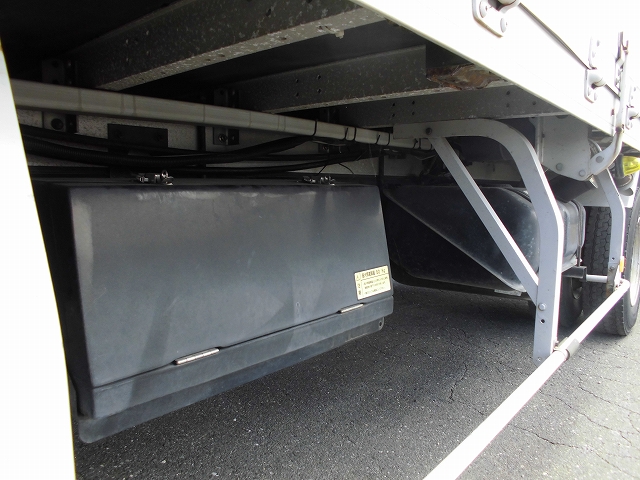 UDトラックスコンドル冷蔵冷凍ウイング中型（4t）[写真17]