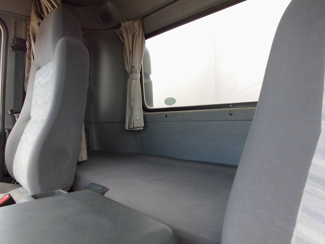 UDトラックスコンドル冷蔵冷凍ウイング中型（4t）[写真28]