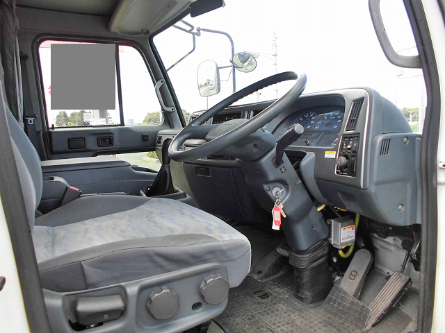 UDトラックスコンドル冷蔵冷凍ウイング中型（4t）[写真30]