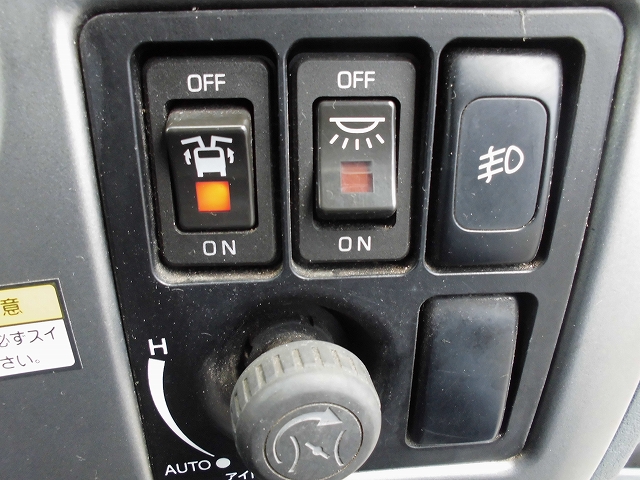 UDトラックスコンドル冷蔵冷凍ウイング中型（4t）[写真35]