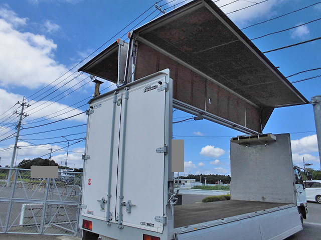 UDトラックスコンドル冷蔵冷凍ウイング中型（4t）[写真09]