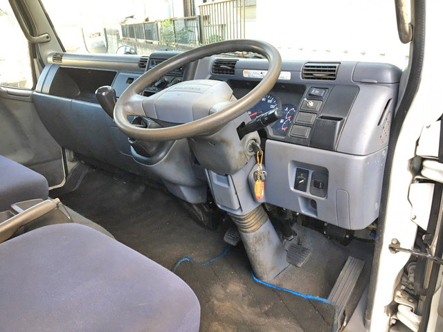 三菱ふそうキャンター平ボディ小型（2t・3t）[写真32]