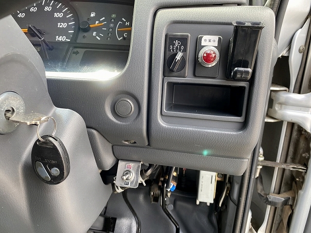 日産アトラス幌ウイング小型（2t・3t）[写真28]