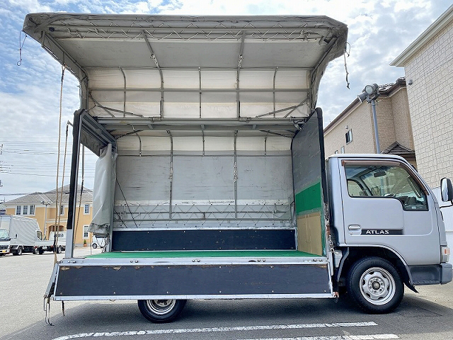 日産アトラス幌ウイング小型（2t・3t）[写真08]