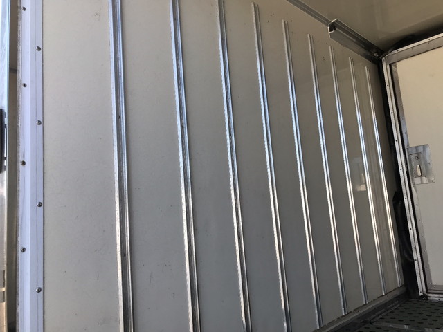 いすゞエルフ冷凍車（冷蔵車）小型（2t・3t）[写真12]