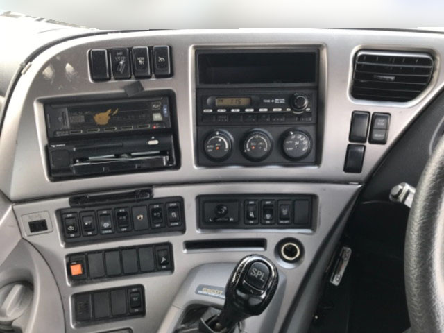 UDトラックスクオントレーラーヘッド（トラクターヘッド）大型（10t）[写真17]