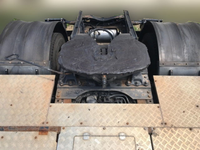 UDトラックスクオントレーラーヘッド（トラクターヘッド）大型（10t）[写真04]