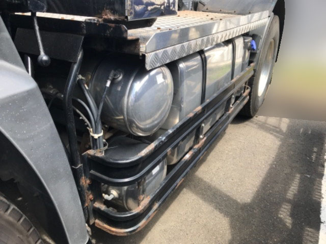 UDトラックスクオントレーラーヘッド（トラクターヘッド）大型（10t）[写真06]