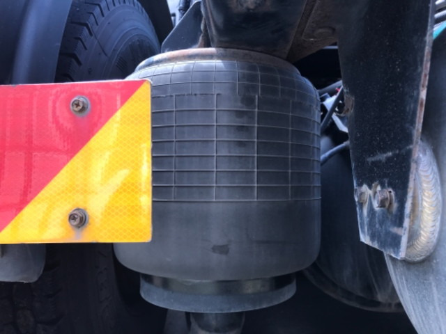 UDトラックスクオントレーラーヘッド（トラクターヘッド）大型（10t）[写真08]