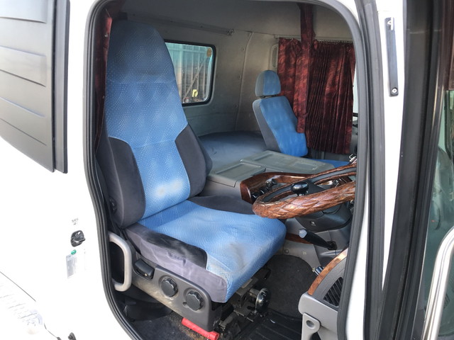 UDトラックスクオントレーラーヘッド（トラクターヘッド）大型（10t）[写真28]