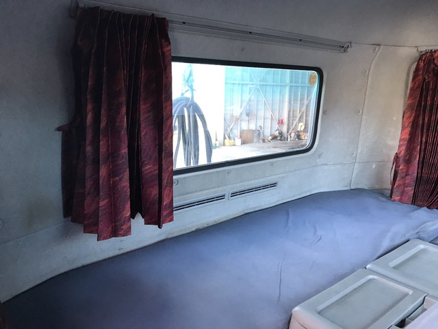 UDトラックスクオントレーラーヘッド（トラクターヘッド）大型（10t）[写真32]