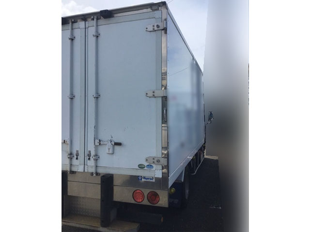 いすゞエルフ冷凍車（冷蔵車）小型（2t・3t）[写真02]