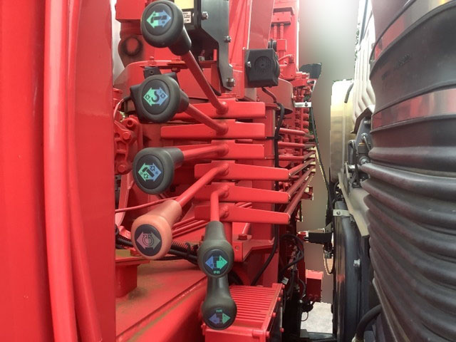 三菱ふそうスーパーグレートセルフクレーン4段大型（10t）[写真10]