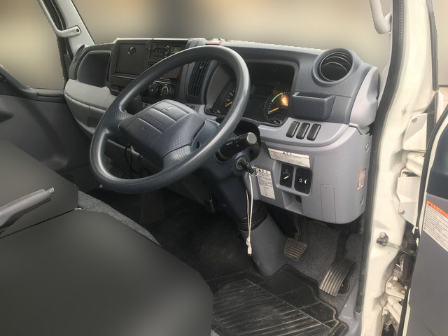 三菱ふそうキャンターガッツ平ボディ小型（2t・3t）[写真11]