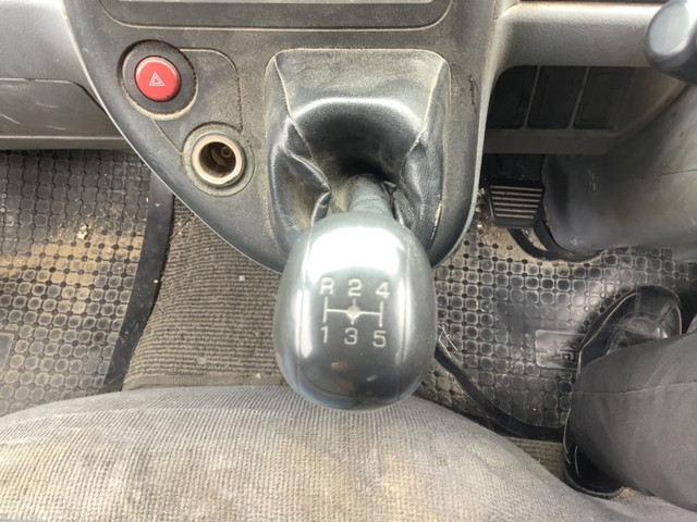 三菱ふそうキャンター平ボディ小型（2t・3t）[写真24]