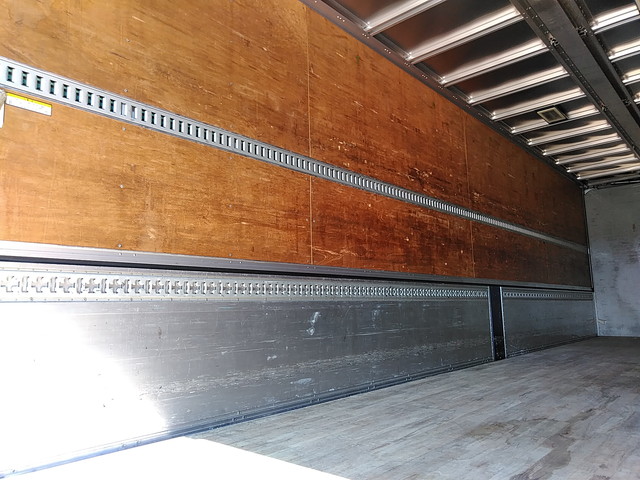 いすゞギガアルミウイング大型（10t）[写真12]