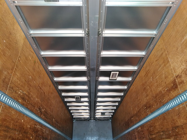 いすゞギガアルミウイング大型（10t）[写真14]