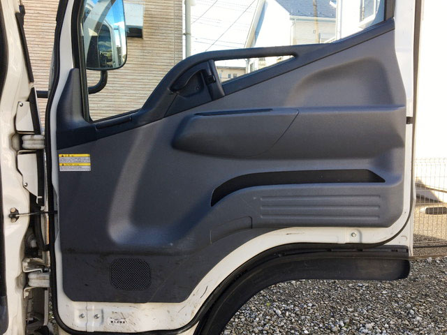 三菱ふそうキャンター平ボディ小型（2t・3t）[写真16]