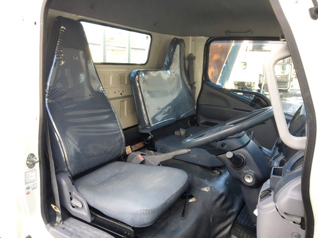 三菱ふそうキャンター平ボディ小型（2t・3t）[写真17]