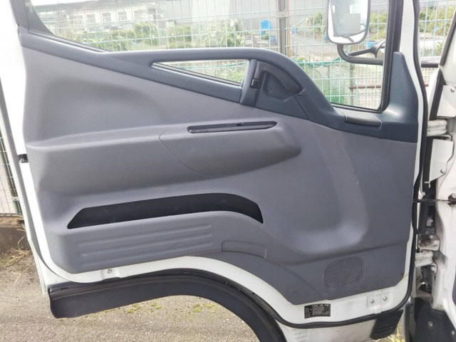 三菱ふそうキャンター平ボディ小型（2t・3t）[写真21]