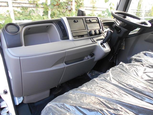 三菱ふそうキャンターダブルキャブ（Wキャブ）小型（2t・3t）[写真17]