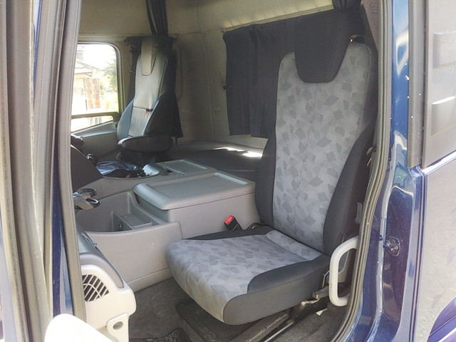 UDトラックスクオントレーラーヘッド（トラクターヘッド）大型（10t）[写真26]