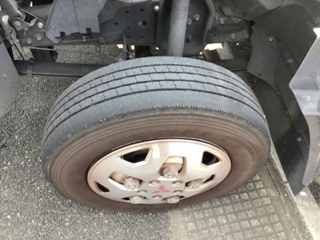 三菱ふそうキャンター平ボディ小型（2t・3t）[写真13]