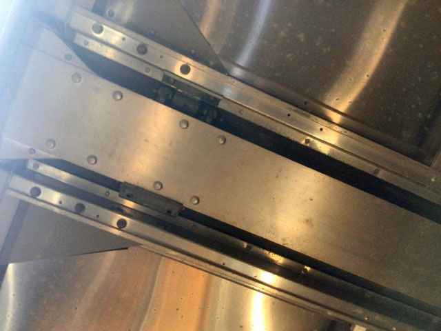 いすゞギガアルミウイング大型（10t）[写真12]