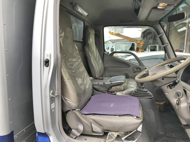 日野デュトロパネルバン小型（2t・3t）[写真28]