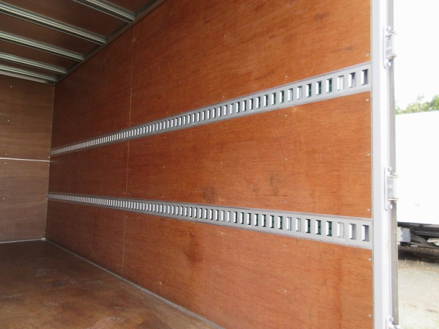 三菱ふそうキャンターアルミバン小型（2t・3t）[写真04]