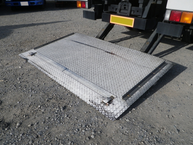 三菱ふそうキャンターアルミバン小型（2t・3t）[写真02]