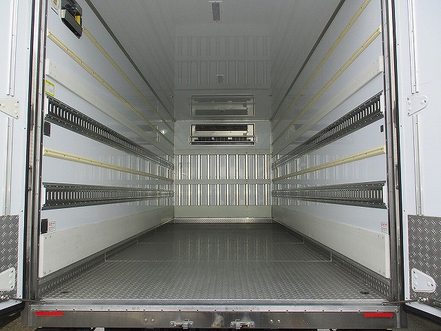 いすゞエルフ冷凍車（冷蔵車）小型（2t・3t）[写真03]