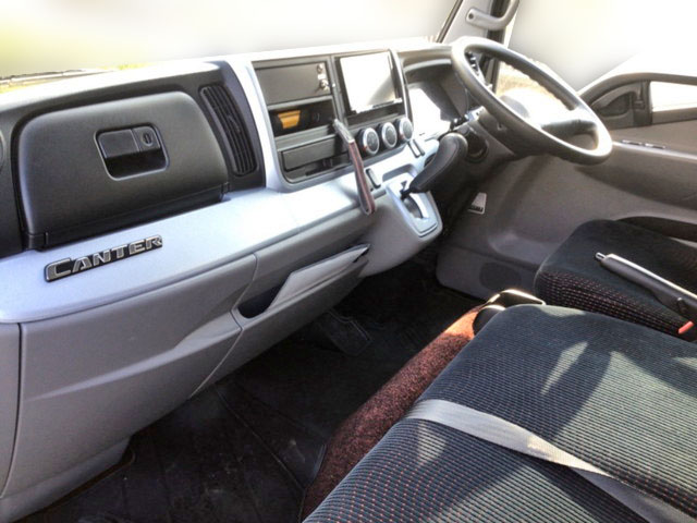 三菱ふそうキャンターパネルバン小型（2t・3t）[写真31]