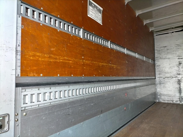 三菱ふそうキャンターアルミウイング小型（2t・3t）[写真09]