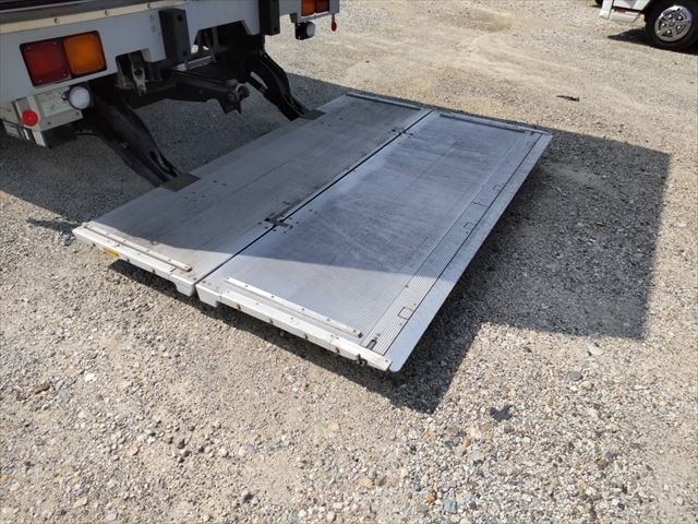 いすゞフォワードアルミバン中型（4t）[写真10]