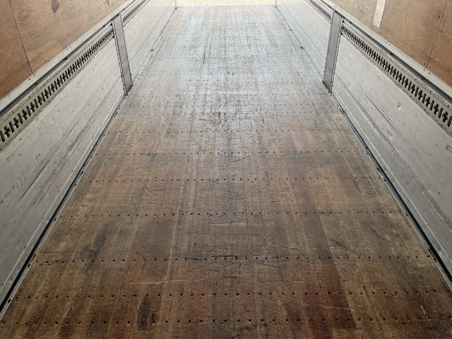 いすゞギガアルミウイング大型（10t）[写真15]