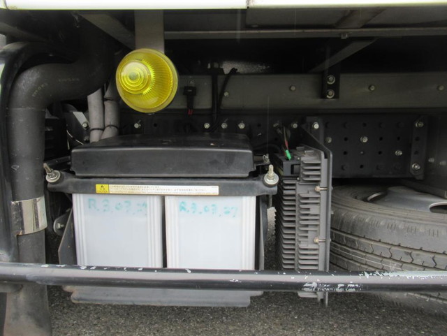 三菱ふそうキャンター冷凍車（冷蔵車）小型（2t・3t）[写真31]