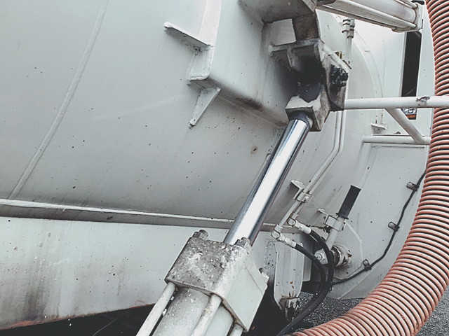 いすゞフォワード汚泥吸引車中型（4t）[写真03]