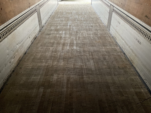 いすゞギガアルミウイング大型（10t）[写真11]