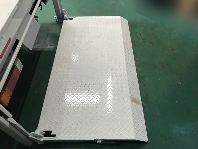 三菱ふそうキャンター平ボディ小型（2t・3t）[写真09]