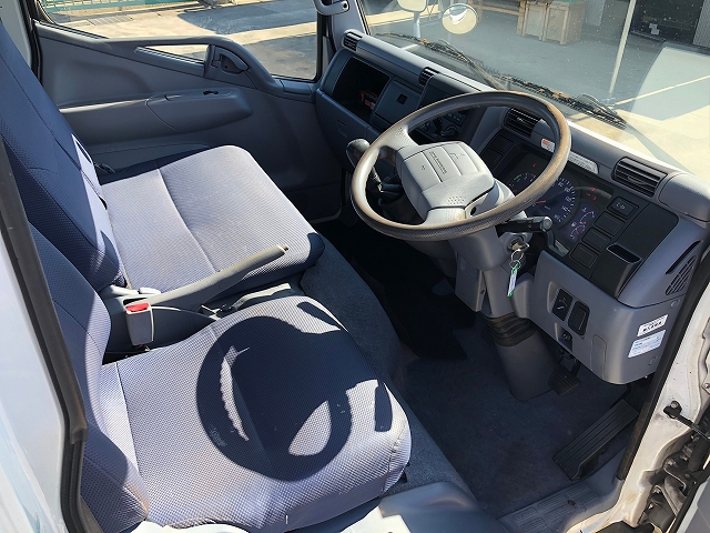 三菱ふそうキャンター平ボディ小型（2t・3t）[写真12]