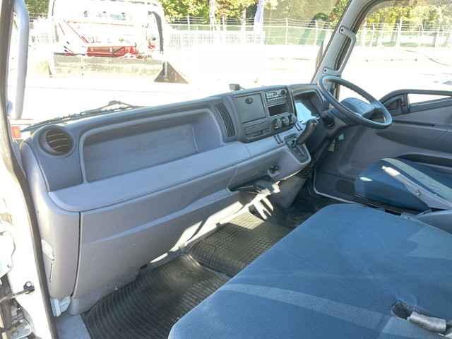 三菱ふそうキャンター平ボディ小型（2t・3t）[写真27]