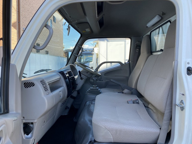 日野デュトロ幌ウイング小型（2t・3t）[写真32]