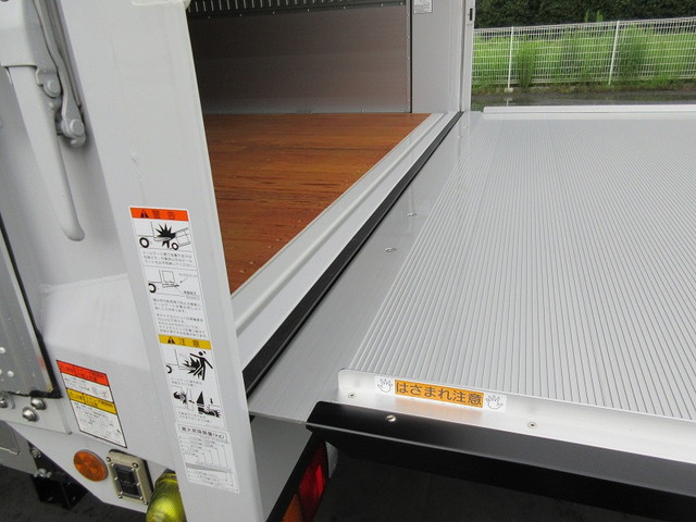 三菱ふそうファイターアルミウイング中型（4t）[写真06]