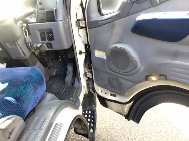 三菱ふそうキャンターガッツ平ボディ小型（2t・3t）[写真24]