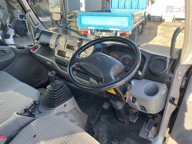 日野デュトロ平ボディ小型（2t・3t）[写真32]