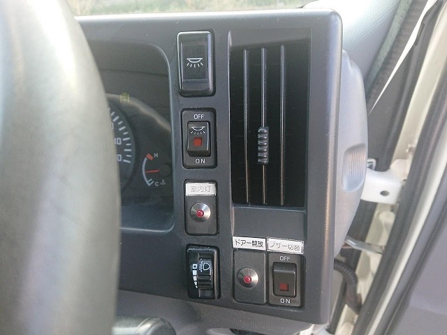 いすゞエルフ冷凍車（冷蔵車）小型（2t・3t）[写真18]