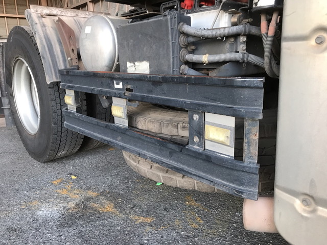 UDトラックスクオントレーラーヘッド（トラクターヘッド）大型（10t）[写真14]